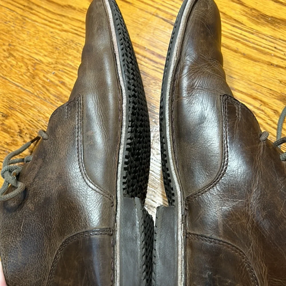 Varese Gobi Brown Men’s distressed leather chukka boots.  Rubber sole. Size 11.